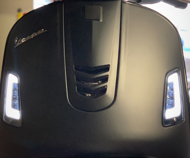 Kit frecce a LED anteriori, colorate per Vespa GT, GTL, GTV, GTS 125-300 (2014-2018)