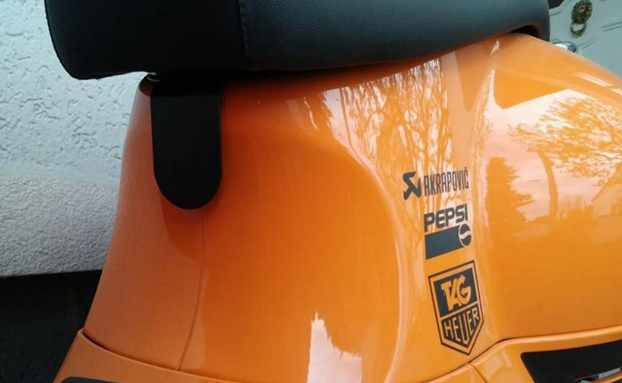 Supporto Pickerl per adesivo di controllo austriaco per Vespa GTS/GTS Super/GTV/GT, nero lucido