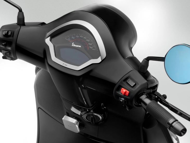 Gancio portapacchi RIZOMA per Vespa GTS/GTS Super/GTV 125-300cc (`23-), argento/nero